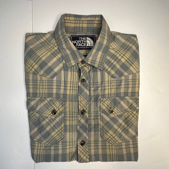 North face. Men’s short sleeve button front shirt. Medium - Picture 4 of 8